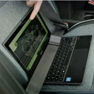 Image de la tablette Ecomobil posée et ceinturée sur le fauteil passager